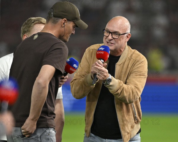 Presenter Frank Buschi Buschmann SKY in interview Microphone Microphone Logo with coach Coach