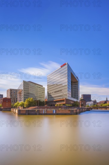 Long-term view of the mirror building at Oberehafen and Ericusgraben from the Oberhafenbrücke,