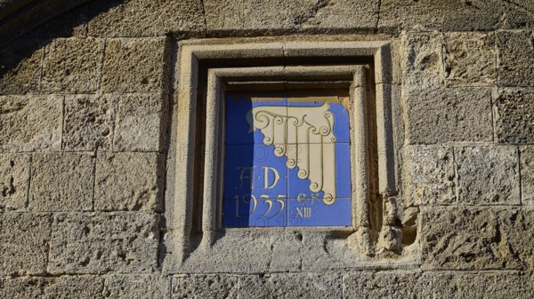 Kasteliani Public Library, Italian coat of arms, Historical façade with a decorative relief and the