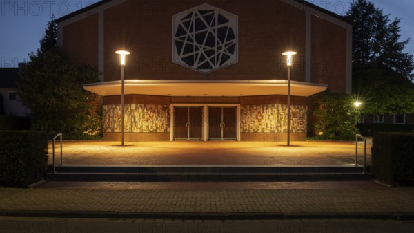Night shot of the main entrance to the parish church of St Peter and Paul, Neustadt am Rübenberge,