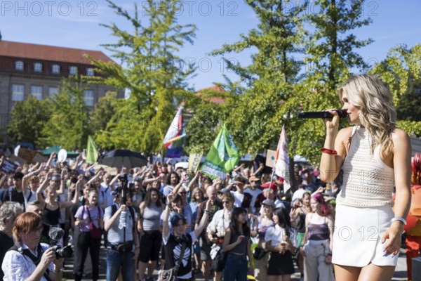 Singer anaïs in front of an audience in Invalidenpark at the demonstration on climate protection