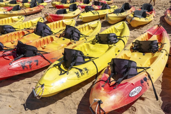 Kayak tours to the rocky coast of Ponta da Piedade, group tours in kayaks on the sea to the rugged