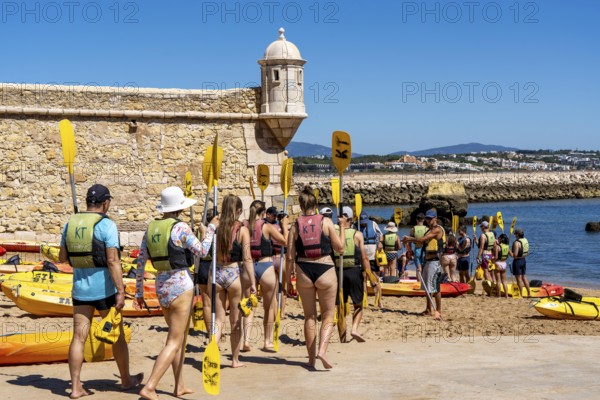 Kayak tours to the rocky coast of Ponta da Piedade, group tours in kayaks on the sea to the rugged