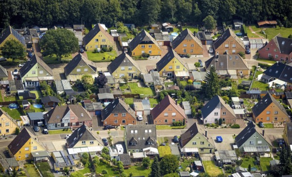 Aerial view, miners' housing estate Querstraße Beverstraße with colourful house facades in Rünthe,