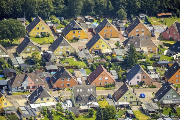 Aerial view, miners' housing estate Querstraße Beverstraße with colourful house facades in Rünthe,