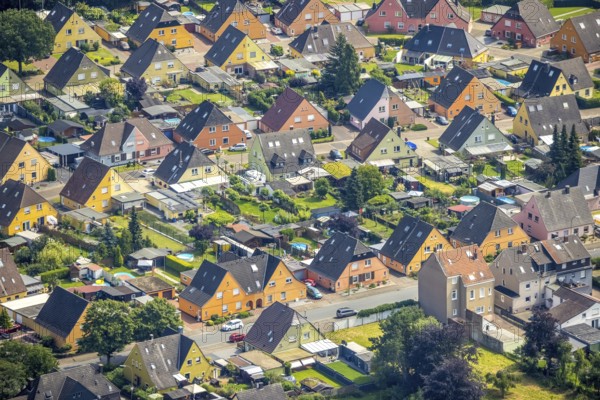 Aerial view, miners' housing estate Querstraße Beverstraße with colourful house facades in Rünthe,