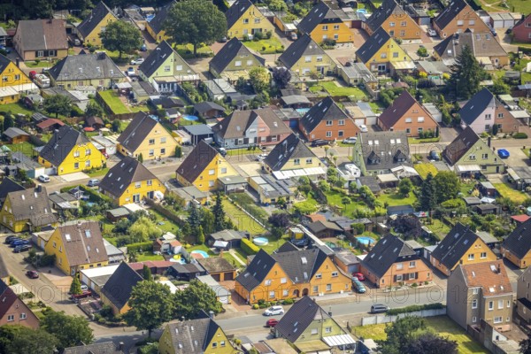 Aerial view, miners' housing estate Querstraße Beverstraße with colourful house facades in Rünthe,