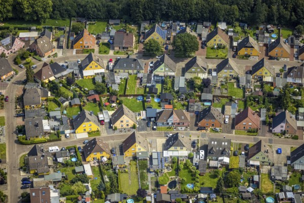 Aerial view, miners' housing estate Querstraße Beverstraße with colourful house facades in Rünthe,