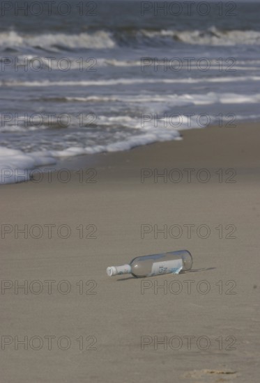 DEU, Germany, Sylt, 05.03.2004, beach shot on Sylt. An empty bottle is lying on the beach.