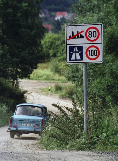 DEU, Eisenach, 01.07.1990 -- A satellite on a road outside Eisenach. -- Road with Trabbi in East