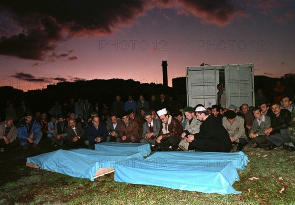 BIH, Sarajevo, September 1994 -- Muslim burial of victims of a grenade attack in Sarajevo. Fearing
