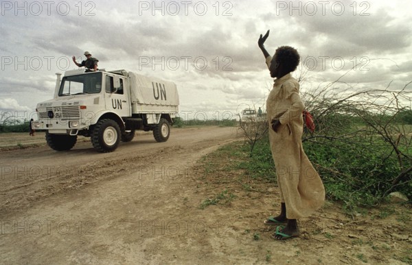 SOM, Belet Hün, 01.08.1993 -- A Somali child waves to arriving German troops at Belet Hün airfield.