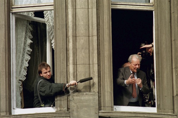 DEU, Erfurt, 01.07.1990 -- A radio reporter tries to get an original sound during Willy Brandt's