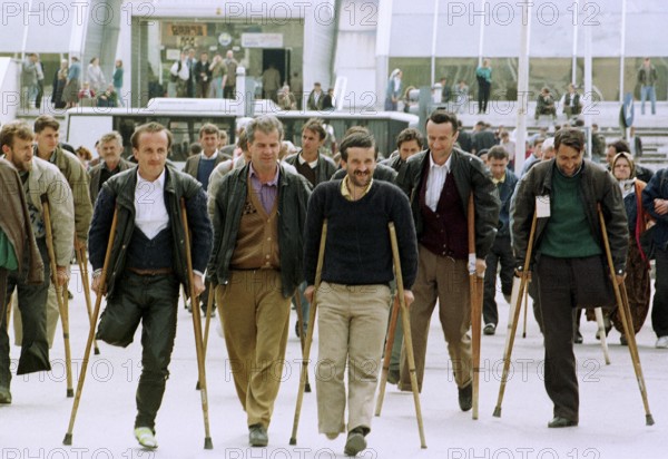 BIH, Tuzla, 01.05.1993 -- Refugees from Srebrenica on their way to prosthesis testing in Tuzla. --