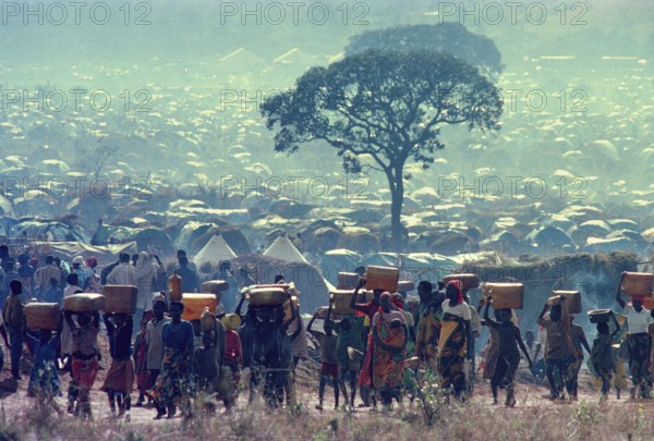 Benaco Camp, RWA, 19.05.1994 -- Rwandan refugees flee the fighting in their country, on their way