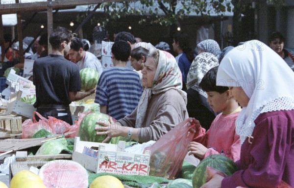 Berlin, DEU, 10.06.1998 -- Hustle and bustle on a Turkish market, salespeople wearing headscarves