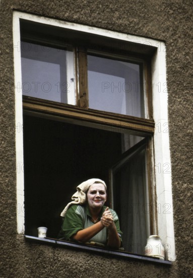 Berlin, DEU, 18.10.1999 -- A woman wearing a beauty mask (yogurt on face, face cream) looks out a