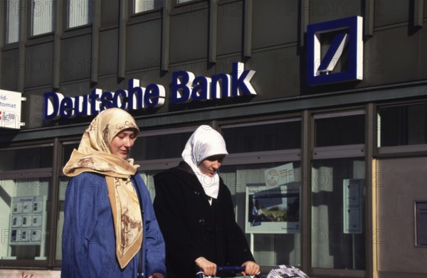 Berlin, DEU, 18.10.1998 -- Street scene in Neukölln - foreign woman with strollers pass through a