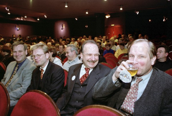 Berlin, DEU, 19.11.1998 -- Arnulf Rating with his program Out of Bonn at the cabaret Die Wülmäuse.