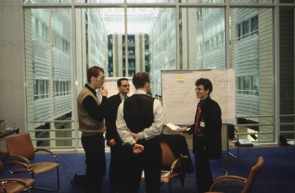 Berlin, DEU, 15.01.1999 -- Debis-Campus meets company, event - a group of male workshop