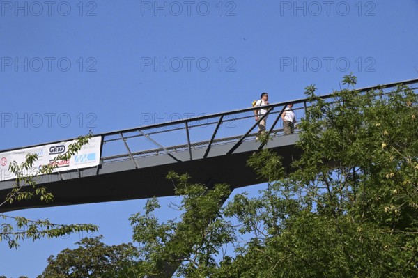 Pedestrian bridge as a tourist viewing project: The Mauerkronenbrücke crowns the Lauentor and