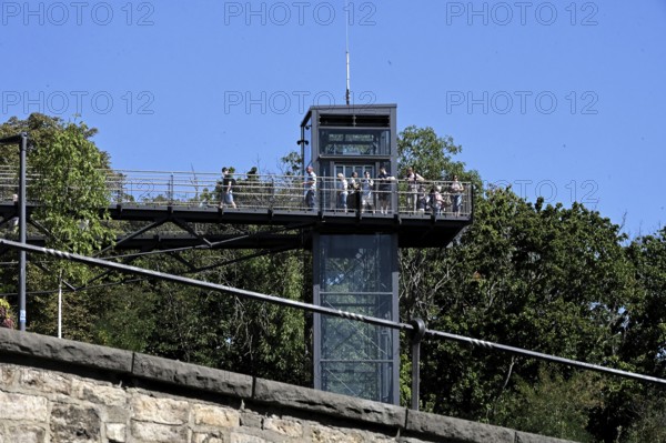 Pedestrian bridge as a tourist viewing project: The Mauerkronenbrücke crowns the Lauentor and
