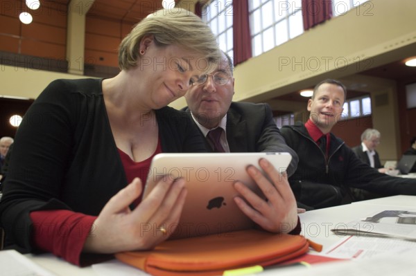 DEU Berlin Gesine Lötzsch, Greor Gysi and Klaus Lederer with Apple iPad during the Left Party