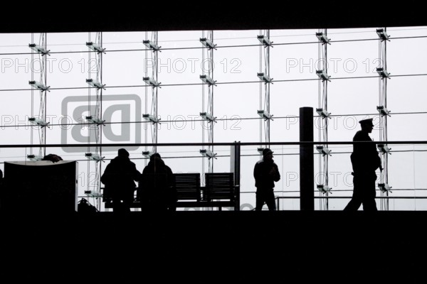 Berlin 2010-11-24 Police officer patrols Berlin Central Station. DEU Berlin 2010-11-24 Police