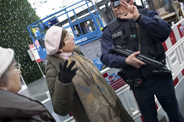 Berlin 2010-11-24 A woman talks to a police officer in Berlin Central Station. DEU Berlin