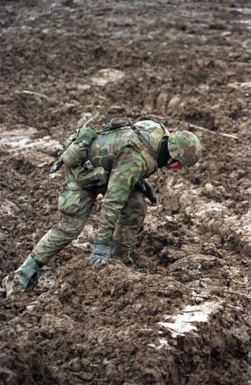 BIH, Bosnia, Vinkovski, 20.12.1995, American soldier stuck in mud on the banks of the Sava
