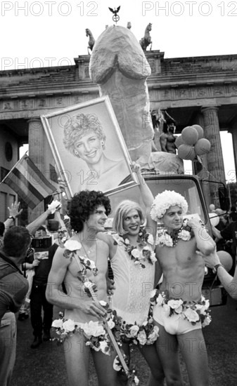 Berlin, DEU, 08.08.1998 -- Giant phallus in front of the Brandenburg Gate. Three participants in