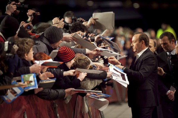 DEU, Germany, Berlin Kevin Spacey with fans in front of the opening ceremony at the Berlinale