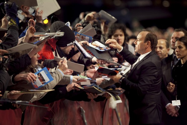 DEU, Germany, Berlin Kevin Spacey with fans in front of the opening ceremony at the Berlinale