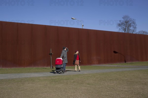 DEU Berlin A couple with strollers at the Wall Memorial on Bernauer Straße in Berlin. Germany