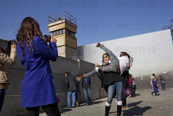 DEU Berlin Spanish tourists pose for photos at the Wall Memorial on Bernauer Straße in Berlin.