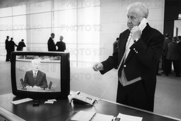 DEU, Germany, Berlin, 09.10.2003, A usher in the Reichstag on the phone while Transport Minister