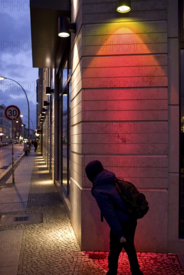DEU Germany Berlin A boy looks around the corner at Rosenthaler Straße in Berlin Mitte. Germany