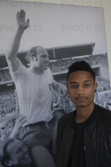 DEU Hamburg British soccer player Michael Mancienne in front of a photo of soccer legend Uwe Seeler