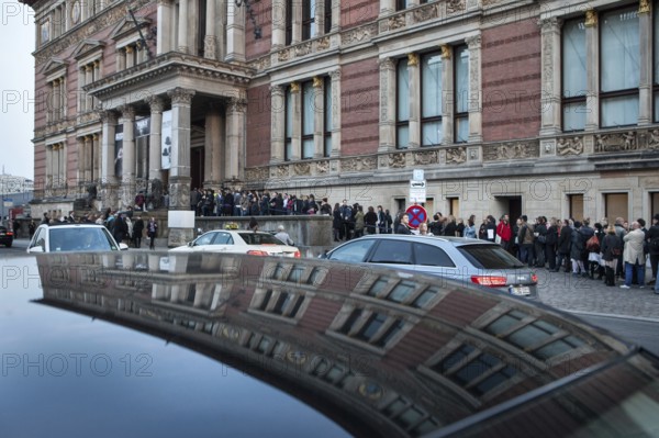 DEU Germany Germany Berlin Visitors wait in front of the Martin-Gropius-Bau for admission to the