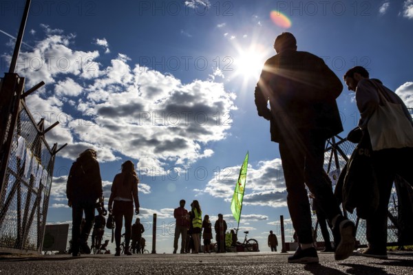 DEU Germany Germany Berlin Members of the '100% Tempelhofer Feld' initiative distribute information