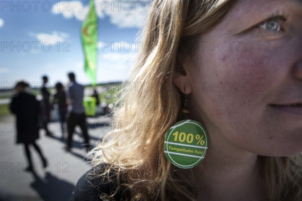 DEU Germany Germany Berlin Members of the '100% Tempelhofer Feld' initiative distribute information