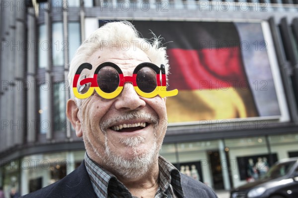 DEU Germany Germany Berlin Passers-by in front of a projection screen on Kurfürstendamm, on which a