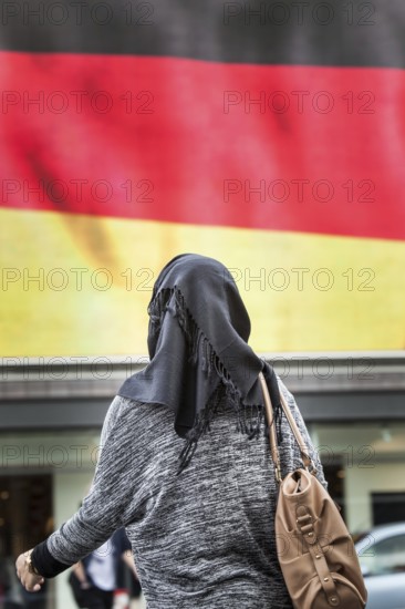 DEU Germany Germany Berlin Passers-by in front of a projection screen on Kurfürstendamm, on which a