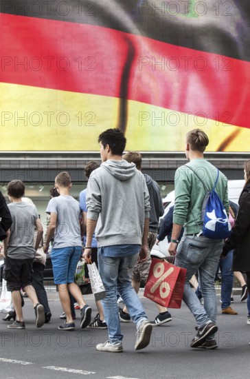 DEU Germany Germany Berlin Passers-by in front of a projection screen on Kurfürstendamm, on which a