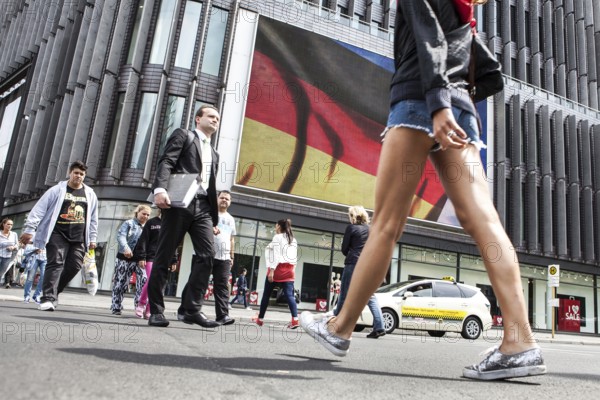 DEU Germany Germany Berlin Passers-by in front of a projection screen on Kurfürstendamm, on which a