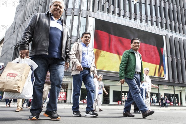 DEU Germany Germany Berlin Passers-by in front of a projection screen on Kurfürstendamm, on which a