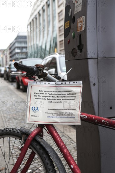 DEU Germany Germany Berlin Notification to the public order office of an orphaned bicycle chained
