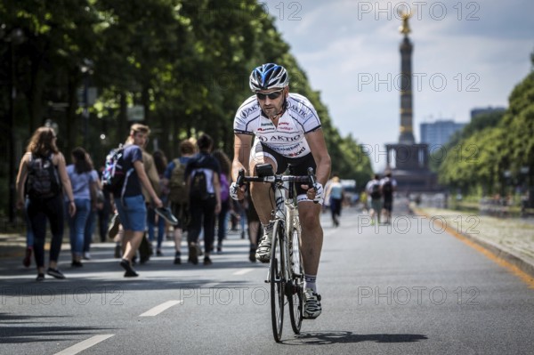 DEU Germany Germany Berlin Cyclists on June 17 street in Berlin, which is blocked during the