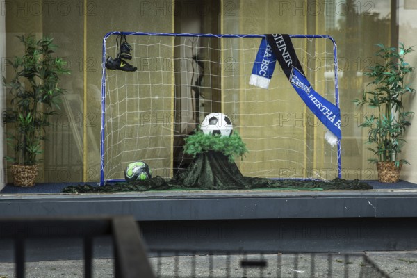 DEU Germany Germany Berlin Display of a discount funeral home on Bundesallee. Ball as an urn for