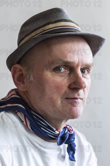 DEU Germany Germany Berlin The artist Jim Avignon setting up an exhibition at the 'Retram' gallery